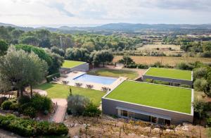 una vista aérea de una casa con techo verde en Mas Ses Vinyes - Adults Only en Begur