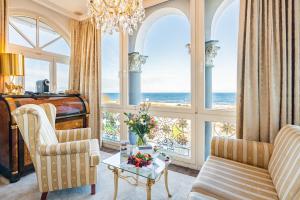 a living room with a view of the ocean at SEETELHOTEL Ahlbecker Hof in Ahlbeck