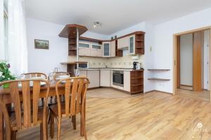 科沃布熱格的住宿－Jantar Apartamenty - Uzdrowisko Kołobrzeg，一间厨房,里面配有桌椅