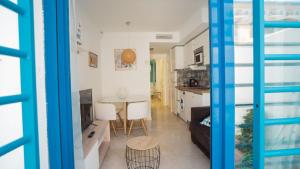 kuchnia i salon ze stołem i krzesłami w obiekcie Apartamento Los Patos Beach w mieście Benalmádena