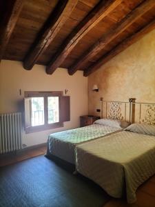 a bedroom with two beds and a window at Hotel Molino Alto in Aliaga