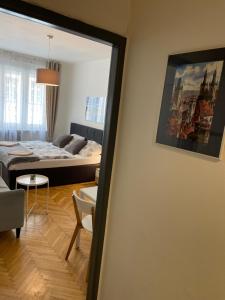 プラハにあるAgnes - Romance in city II.のベッド1台とリビングルームが備わる客室です。