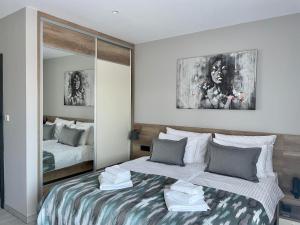 1 dormitorio con 2 camas y un espejo grande en Vila Slap en Vrdnik