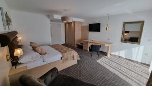 una camera d'albergo con letto e scrivania di Villa Vista 1 a Malinska