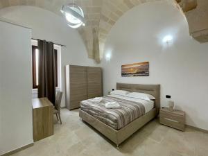um quarto com uma cama grande num quarto em B&B La Piazzetta em Fragagnano