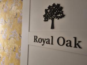 een deur met een bordje 'Royal Oak' erop bij Copperbeech B&B in Yoxford