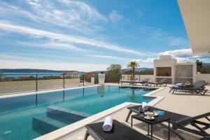 Πισίνα στο ή κοντά στο Luxury Villa Spotlight with Pool