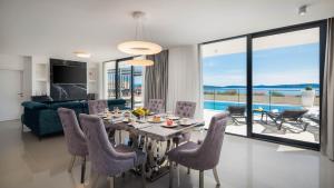 Χώρος καθιστικού στο Luxury Villa Spotlight with Pool