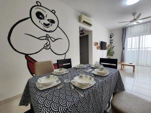 Ruang duduk di Netflix Panda House 3B2R Rimbayu kota kemuning with Atari games