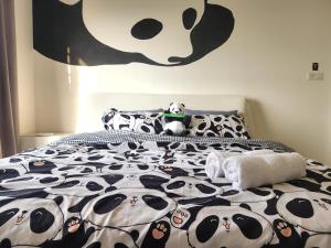 Katil atau katil-katil dalam bilik di Netflix Panda House 3B2R Rimbayu kota kemuning with Atari games