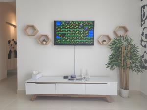 Televisyen dan/atau pusat hiburan di Netflix Panda House 3B2R Rimbayu kota kemuning with Atari games