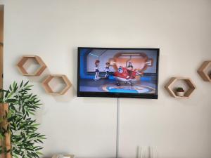 Televisyen dan/atau pusat hiburan di Netflix Panda House 3B2R Rimbayu kota kemuning with Atari games
