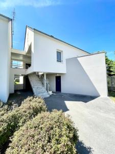 een wit huis met een trap daarheen bij Charmant T3 Ultra cosy - Jardin - 50m des plages in Ploemeur