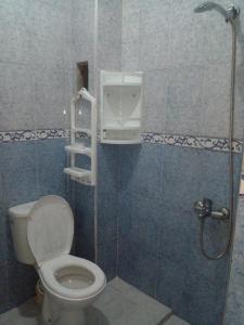 a bathroom with a toilet and a shower at Appartement MARTIL BEACH 2 in Martil