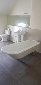 Koupelna v ubytování 2 Bed Courtyard Apartment at Rockfield House Kells in Meath - Short Term Let + 6 fotografií