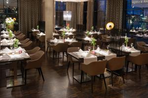 un restaurante con mesas y sillas en una habitación en Hotel 47° en Konstanz