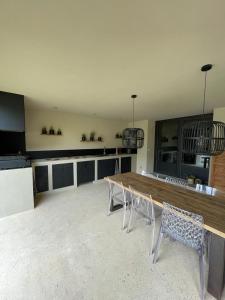 Fotografia z galérie ubytovania Villa Moderne au calme avec piscine privée pour 6 personnes v destinácii Brignon