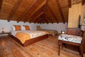 モネンバシアにあるAeolos Guesthouseの木製の天井が特徴のベッドルーム1室(大型ベッド1台付)