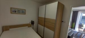 Llit o llits en una habitació de Platynowy Apartament w Pobierowie