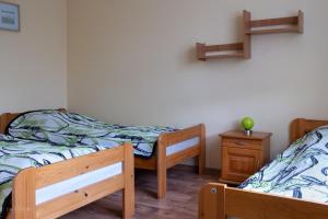Łóżko lub łóżka w pokoju w obiekcie Kaszubski Dworek