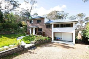 ein Backsteinhaus mit Garage im Hof in der Unterkunft The roses house - Cozy and Modern house in Katoomba in Katoomba