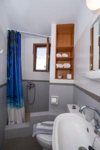 A bathroom at Aeolos Guesthouse