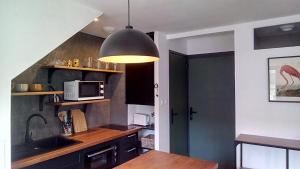 Kuchyňa alebo kuchynka v ubytovaní Les Appartements du 31 - Centre Ville - 3è étage - 35m2 + 4 fotografie