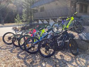 un grupo de bicicletas estacionadas al lado de una casa en Stará Zvonica, en Nižná Boca