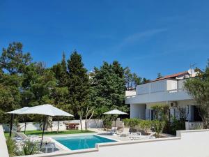 - une vue sur une villa avec une piscine dans l'établissement Villa FLAMINGO Deluxe Novalja, à Novalja