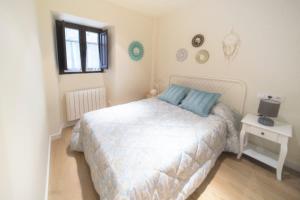 Postel nebo postele na pokoji v ubytování Apartamentos El Pericote Llanes