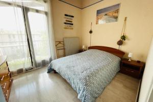 - une chambre avec un lit et une grande fenêtre dans l'établissement PERLE RARE  DUPLEX - parking gratuit, à Saint-Jean-de-Luz