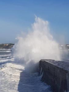 Eine Welle stürzt gegen eine Wand im Ozean in der Unterkunft Inedit Duplex in Saint-Jean-de-Luz + 7 Fotos
