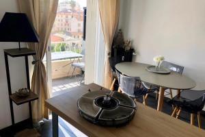 een woonkamer met een tafel en een balkon bij Cosy 42m With Balcony Nice View And Wifi in Cannes