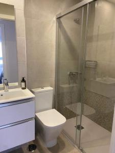 La salle de bains est pourvue de toilettes et d'une douche en verre. dans l'établissement Castelar Rooms, à Las Palmas de Gran Canaria