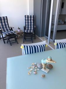 - un salon avec deux chaises et une poupée sur une table dans l'établissement Sonho do Mar Ap., à Nazaré