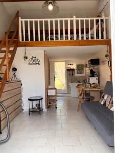 uma sala de estar com uma cama alta e uma cozinha em Un petit coin sympa em Draguignan