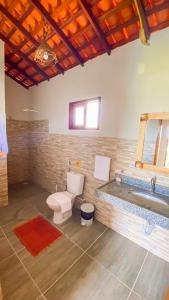 une salle de bain avec une baignoire, des toilettes et un lavabo dans l'établissement Maracujá Village, à Ponta do Anel 74 autres photos