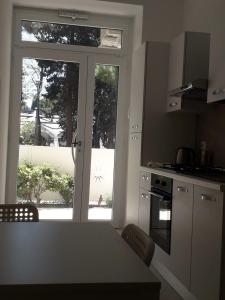 Kuchyňa alebo kuchynka v ubytovaní B&B Lido Apartament 10A