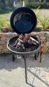 a grill with some food on top of it at Gîte La Clef du Sud - Cosy 4 pers, parking gratuit, EuroVelo 8 in Salernes