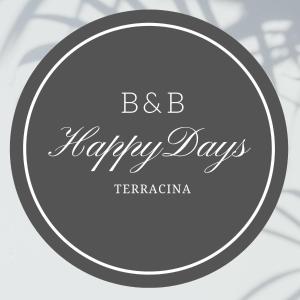 um sinal para um dia feliz com um círculo prateado em Happy Days Terracina em Terracina