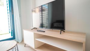 Telewizja i/lub zestaw kina domowego w obiekcie Apartamento Los Patos Beach