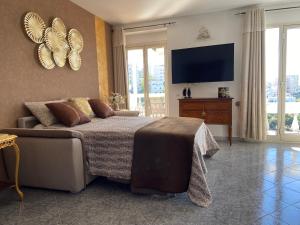 Schlafzimmer mit einem Bett und einem Flachbild-TV in der Unterkunft Sunderville Superior in Peschici
