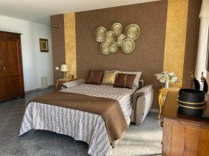 Un pat sau paturi într-o cameră la Sunderville Superior