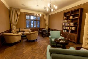 - un salon avec des canapés, des chaises et une table dans l'établissement Vagačov dom, à Detva