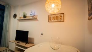 Telewizja i/lub zestaw kina domowego w obiekcie Apartamento Los Patos Beach