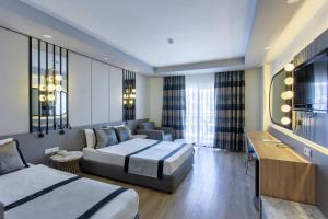 una habitación de hotel con una cama y un sofá en Eftalia Aqua Resort, en Konaklı