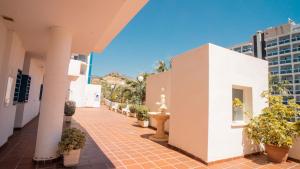 dziedziniec budynku z doniczkami w obiekcie Apartamento Los Patos Beach w mieście Benalmádena