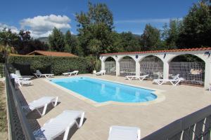 Bazén v ubytování Les chalets du Verger des Ascarines nebo v jeho okolí