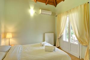 Postel nebo postele na pokoji v ubytování Ioli's Villas