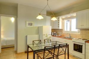 Kuchyň nebo kuchyňský kout v ubytování Ioli's Villas